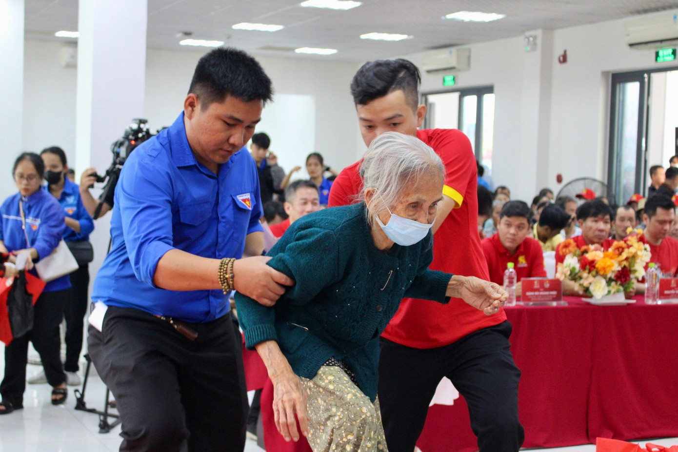 Đoàn viên thanh niên hỗ trợ người dân lên nhận quà. Đoàn viên thanh niên hỗ trợ người dân lên nhận quà.