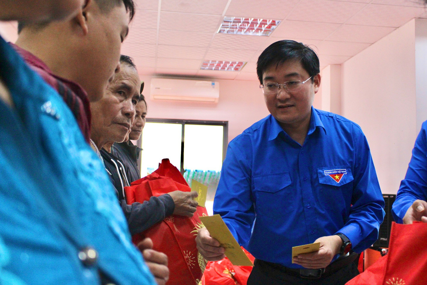 Anh Bùi Minh Tuấn - UVBTV, Trưởng Ban Tổ chức T.Ư Đoàn trao những phần quà Tết sẻ chia đến tận tay người dân. Anh Bùi Minh Tuấn - UVBTV, Trưởng Ban Tổ chức T.Ư Đoàn trao những phần quà Tết sẻ chia đến tận tay người dân.