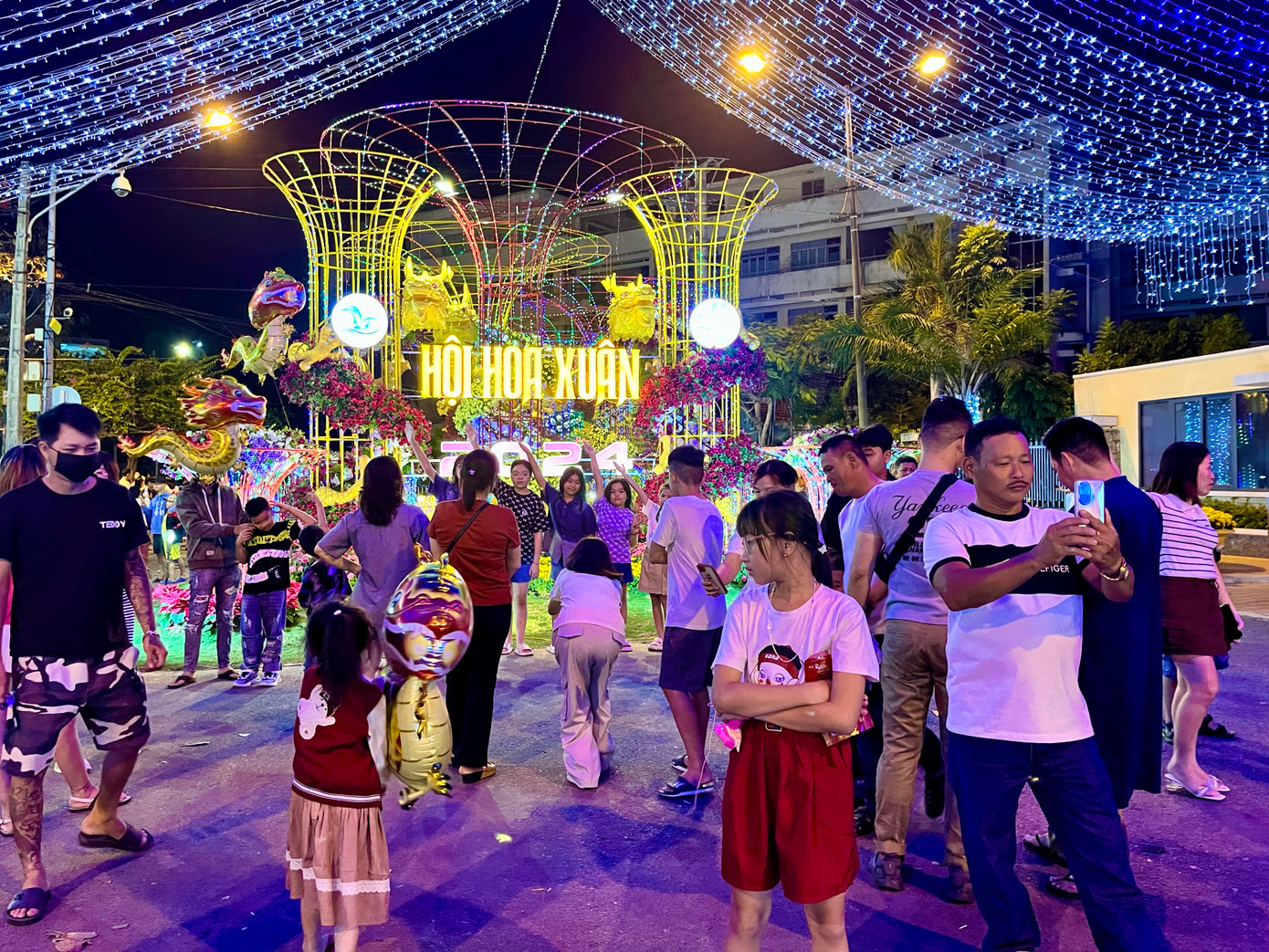 Những quả bóng bay hình linh vật rồng được người lớn, trẻ em thích thú mua làm phụ kiện chụp hình cho Tết Giáp Thìn. Những quả bóng bay hình linh vật rồng được người lớn, trẻ em thích thú mua làm phụ kiện chụp hình cho Tết Giáp Thìn.