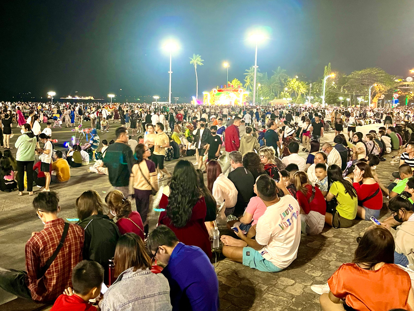 Không khí vui đón năm mới của người dân và du khách nhộn nhịp, tấp nập khắp các tuyến đường hướng về Quảng trường như Lê Thánh Tôn, Nguyễn Thị Minh Khai, Trần Hưng Đạo. Cận thời khắc giao thừa, lượng người đổ về quảng trường càng đông, trên bờ, dưới bãi biển đều chen kín khách. Không khí vui đón năm mới của người dân và du khách nhộn nhịp, tấp nập khắp các tuyến đường hướng về Quảng trường như Lê Thánh Tôn, Nguyễn Thị Minh Khai, Trần Hưng Đạo. Cận thời khắc giao thừa, lượng người đổ về quảng trường càng đông, trên bờ, dưới bãi biển đều chen kín khách.