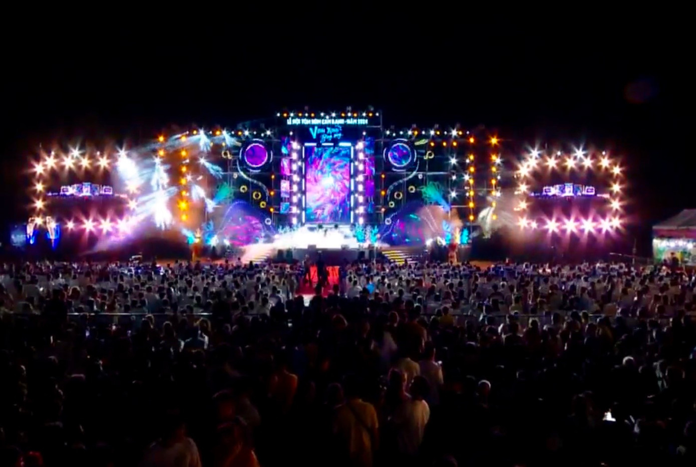 Đêm khai mạc thu hút sự tham gia của đông đảo người dân, du khách.