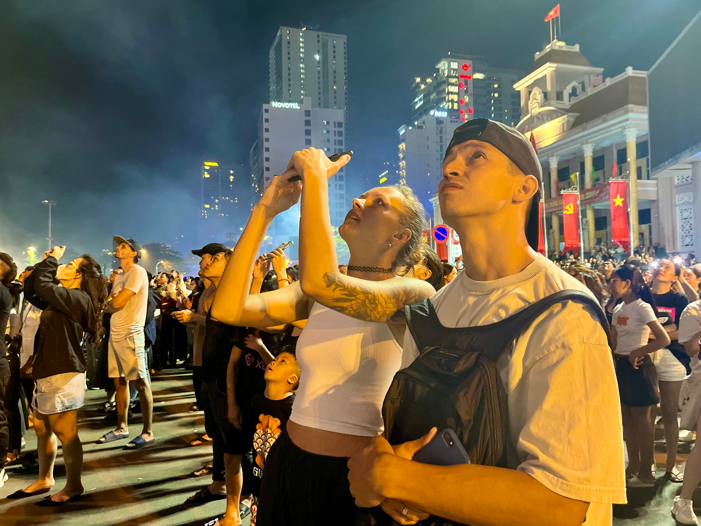 Du khách nước ngoài say mê chụp lại khoảnh khắc đẹp. Du khách nước ngoài say mê chụp lại khoảnh khắc đẹp.