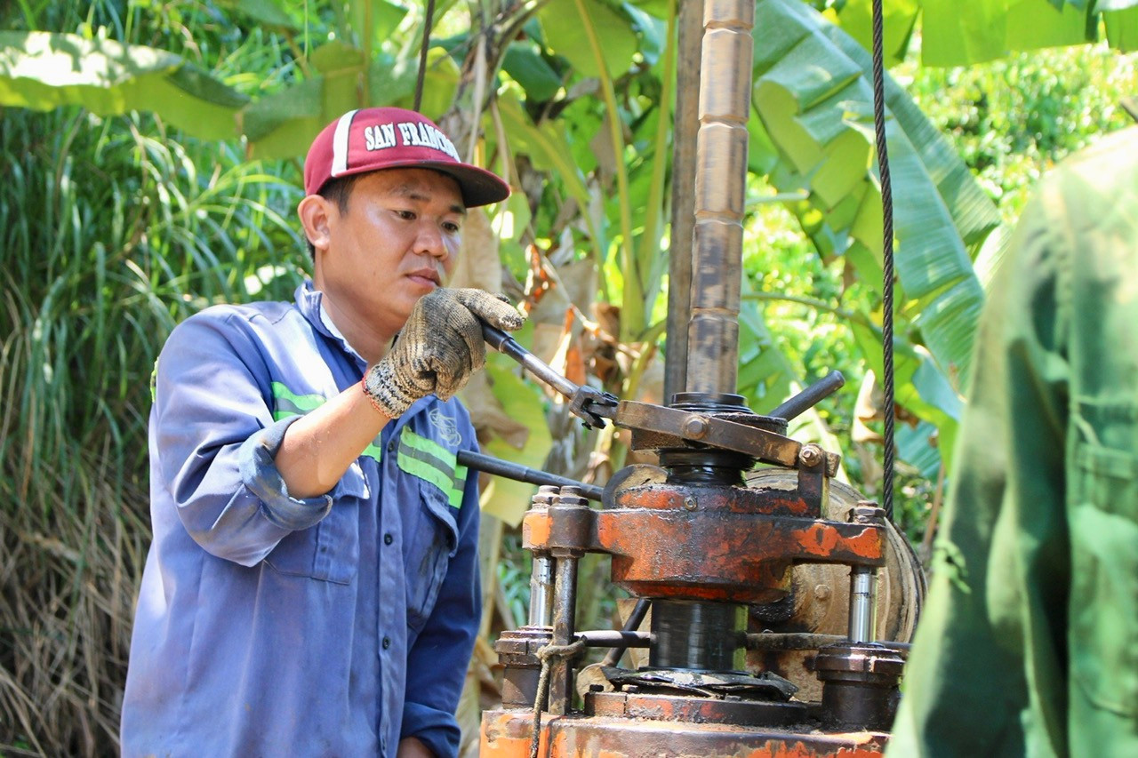 Tại điểm khoan nhiều công nhân cùng máy móc vẫn tiếp tục khoan các mũi xuống đỉnh hầm Bãi Gió.