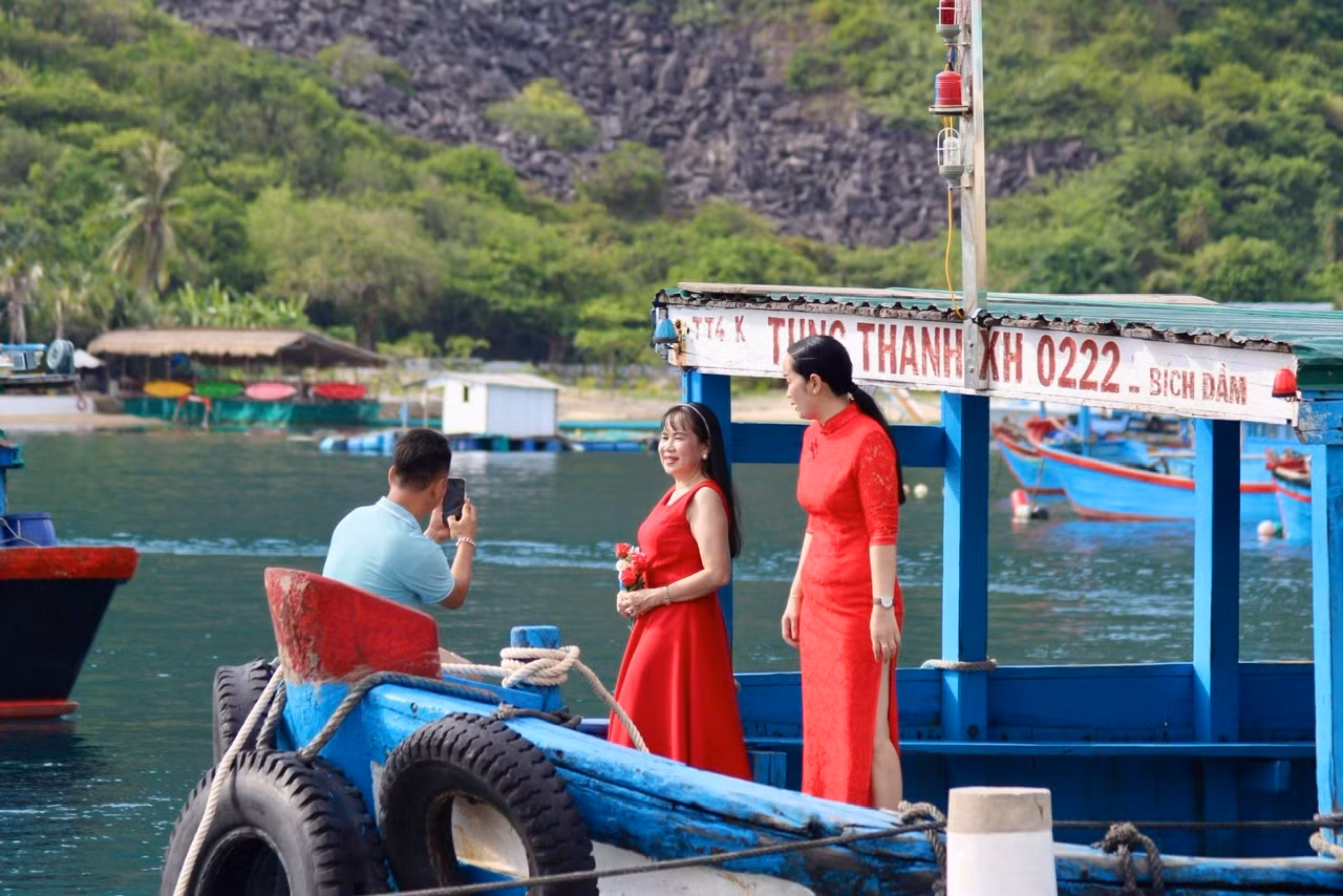 Nếu muốn đến Bích Đầm từ TP. Nha Trang, du khách phải di chuyển đến cảng dân sinh Phú Quý để bắt chuyến tàu duy nhất ra đảo Bích Đầm khởi hành vào lúc 11h và trở về vào 6h sáng hôm sau. Hoặc du khách có thể thuê tàu riêng để di chuyển theo nhu cầu. Anh Nguyễn Văn Nhân (ngư dân địa phương) cho biết: “Thỉnh thoảng khi có khách muốn tham quan hải đăng Hòn Lớn hay các địa điểm khác trên đảo, anh em ngư dân chúng tôi sẽ chở khách đi. Công việc này giúp kiếm thêm thu nhập trong thời gian đi biển khó khăn nhưng niềm vui lớn hơn là chúng tôi được giới thiệu quê hương đến mọi người”. Nếu muốn đến Bích Đầm từ TP. Nha Trang, du khách phải di chuyển đến cảng dân sinh Phú Quý để bắt chuyến tàu duy nhất ra đảo Bích Đầm khởi hành vào lúc 11h và trở về vào 6h sáng hôm sau. Hoặc du khách có thể thuê tàu riêng để di chuyển theo nhu cầu. Anh Nguyễn Văn Nhân (ngư dân địa phương) cho biết: “Thỉnh thoảng khi có khách muốn tham quan hải đăng Hòn Lớn hay các địa điểm khác trên đảo, anh em ngư dân chúng tôi sẽ chở khách đi. Công việc này giúp kiếm thêm thu nhập trong thời gian đi biển khó khăn nhưng niềm vui lớn hơn là chúng tôi được giới thiệu quê hương đến mọi người”.