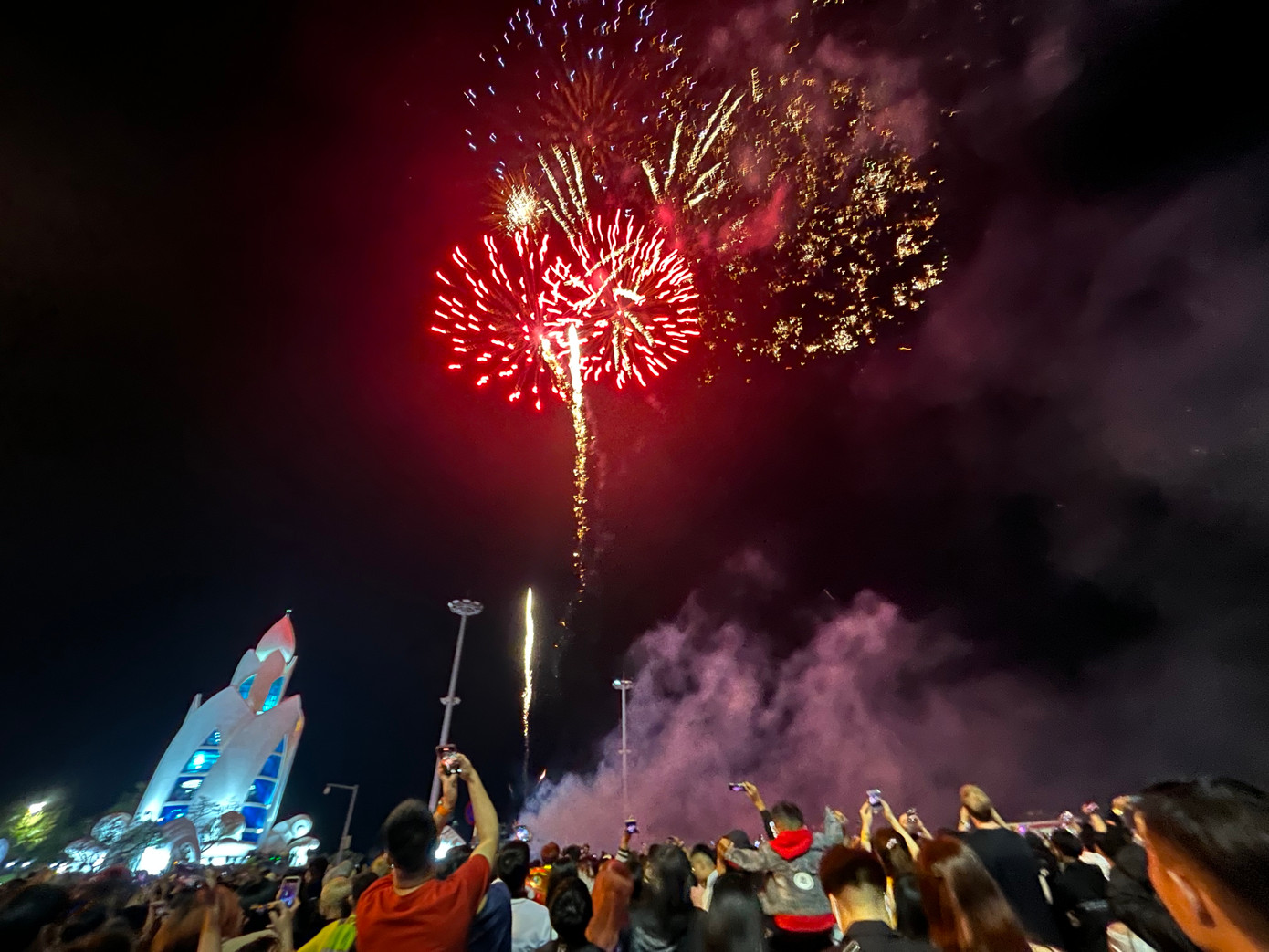 Đúng 0h, pháo hoa bừng sáng trên bầu trời TP Nha Trang chào đón năm mới. Đúng 0h, pháo hoa bừng sáng trên bầu trời TP Nha Trang chào đón năm mới.
