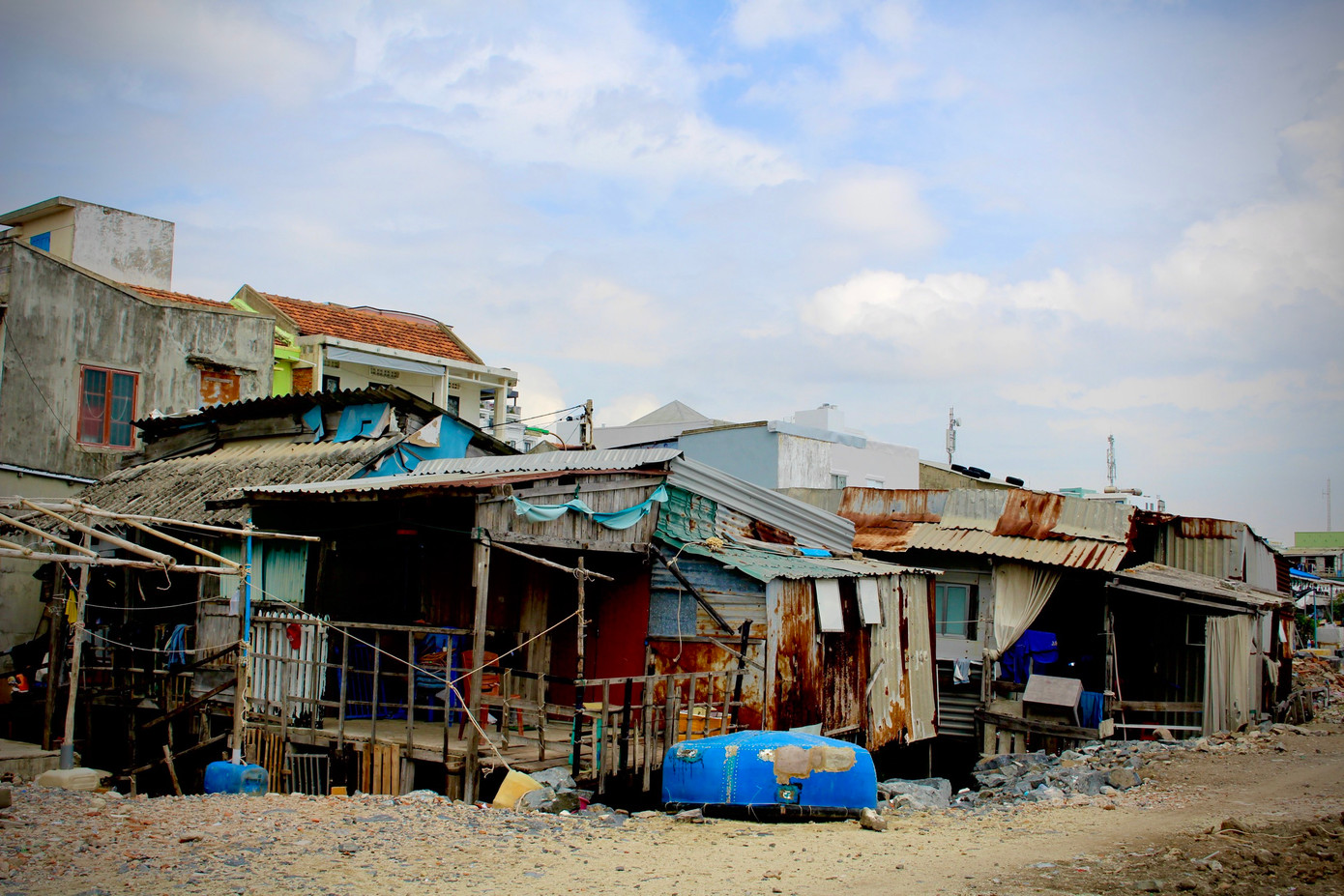 Men theo những con hẻm tìm đến xóm 'nhà chồ' thuộc tổ dân phố Tây Hải 1, Tây Hải 2 tại phường Vĩnh Nguyên (TP Nha Trang, tỉnh Khánh Hòa), ta cảm nhận một cuộc sống khác biệt với hàng chục căn nhà ọp ẹp, tạm bợ nằm chông chênh. Men theo những con hẻm tìm đến xóm 'nhà chồ' thuộc tổ dân phố Tây Hải 1, Tây Hải 2 tại phường Vĩnh Nguyên (TP Nha Trang, tỉnh Khánh Hòa), ta cảm nhận một cuộc sống khác biệt với hàng chục căn nhà ọp ẹp, tạm bợ nằm chông chênh.