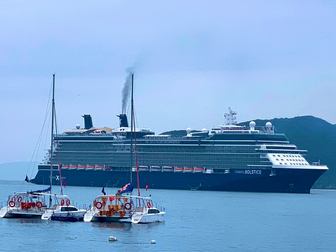 Siêu tàu biển quốc tế Seven Seas Explorer đưa gần 800 du khách tham quan Nha Trang ngày 16/2.