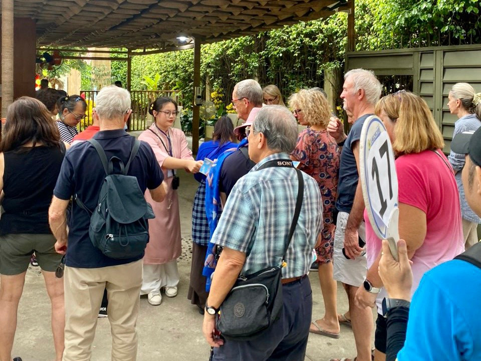 Đông đảo du khách lựa chọn trực tiếp tham quan các địa điểm nổi tiếng tại Nha Trang.