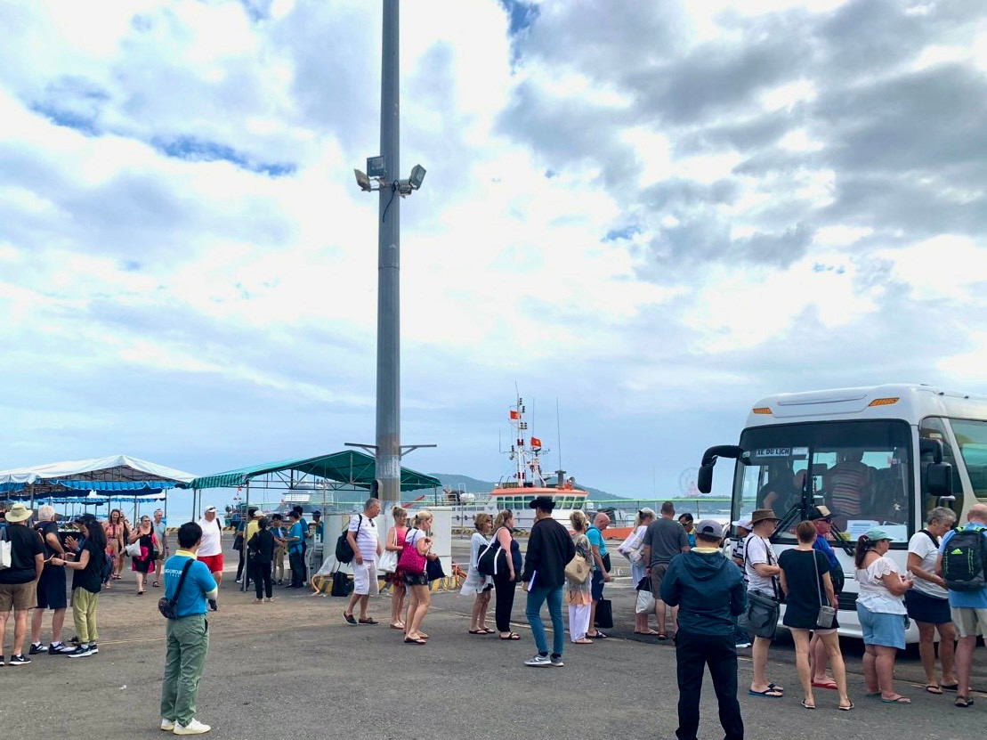 Du khách có đa dạng sự lựa chọn khi tham quan phố biển Nha Trang.