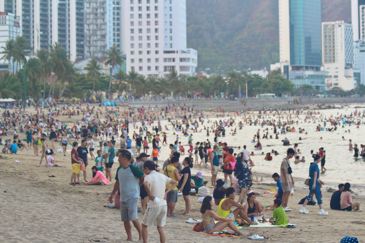 Tại các bãi biển khu vực đường Trần Phú và Phạm Văn Đồng, từ khoảng 16h đã có đông đảo người dân và du khách kéo về đây để được ngâm mình vào dòng nước biển mát lạnh, giải nhiệt nắng nóng.