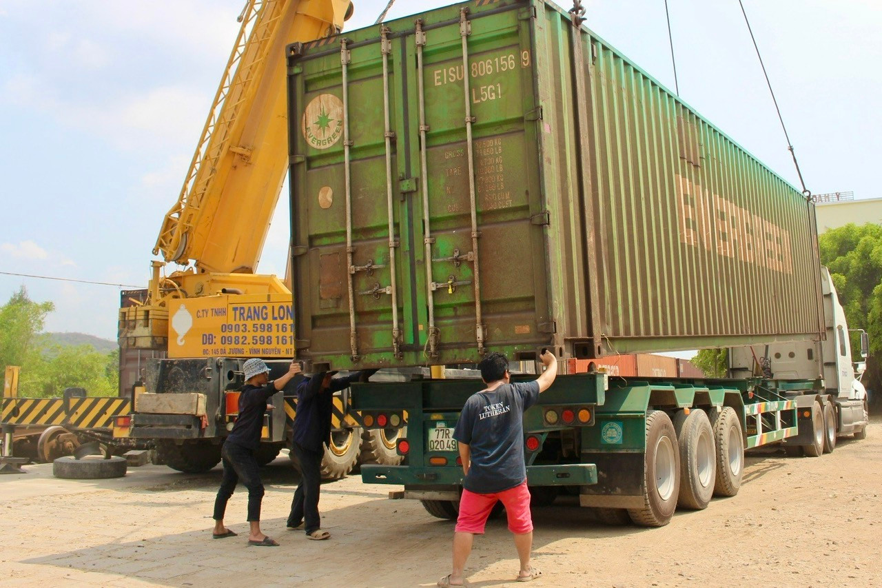 Các xe đầu kéo liên tục ra vào ga để chở hàng hóa đến ga Diêu Trì (tỉnh Bình Định) với quãng đường gần 200km. Theo chia sẻ, trung bình mỗi ngày các tài xế sẽ chở 1 chuyến cả đi lẫn về.