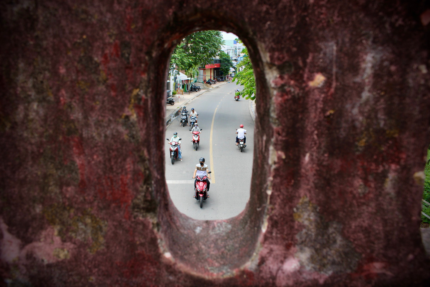 Bước chân vào Thành cổ Diên Khánh, du khách không chỉ chiêm ngưỡng kiến trúc độc đáo mà còn hòa mình vào không gian lịch sử qua từng viên gạch, từng đường nét kiến trúc.