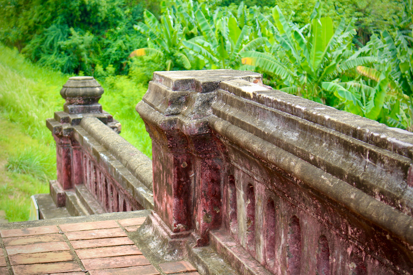 Với lối kiến trúc thành cao hào sâu, trên mặt tường thành và phía ngoài hào cây cối um tùm, Thành cổ Diên Khánh đã trở thành một cứ điểm quân sự quan trọng trong hệ thống phòng thủ của tỉnh Khánh Hoà trước kia.