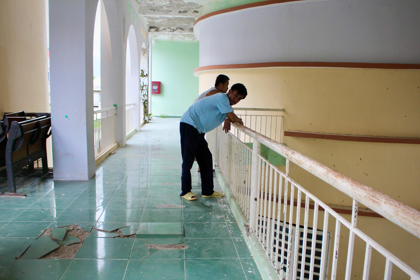 Nền gạch bị bong tróc ở nhiều khu vực. Nền gạch bị bong tróc ở nhiều khu vực.