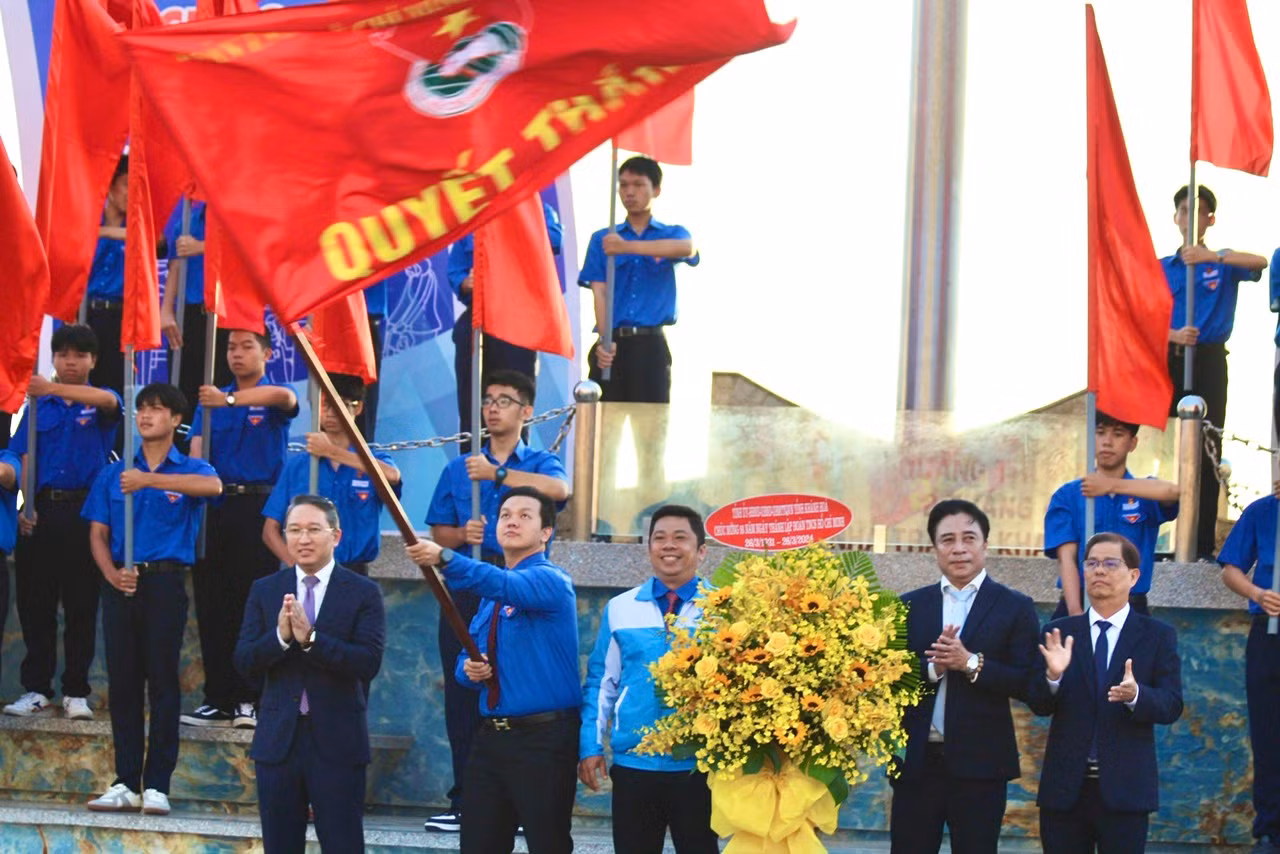 Thực hiện nghi thức trao cờ khởi động Tháng thanh niên năm 2024.