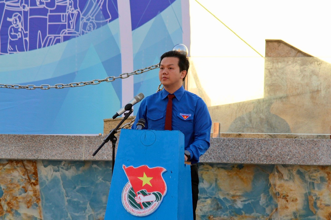 Anh Trần Anh Tuấn - Bí thư Tỉnh Đoàn Khánh Hòa, phát biểu khởi động Tháng Thanh niên.