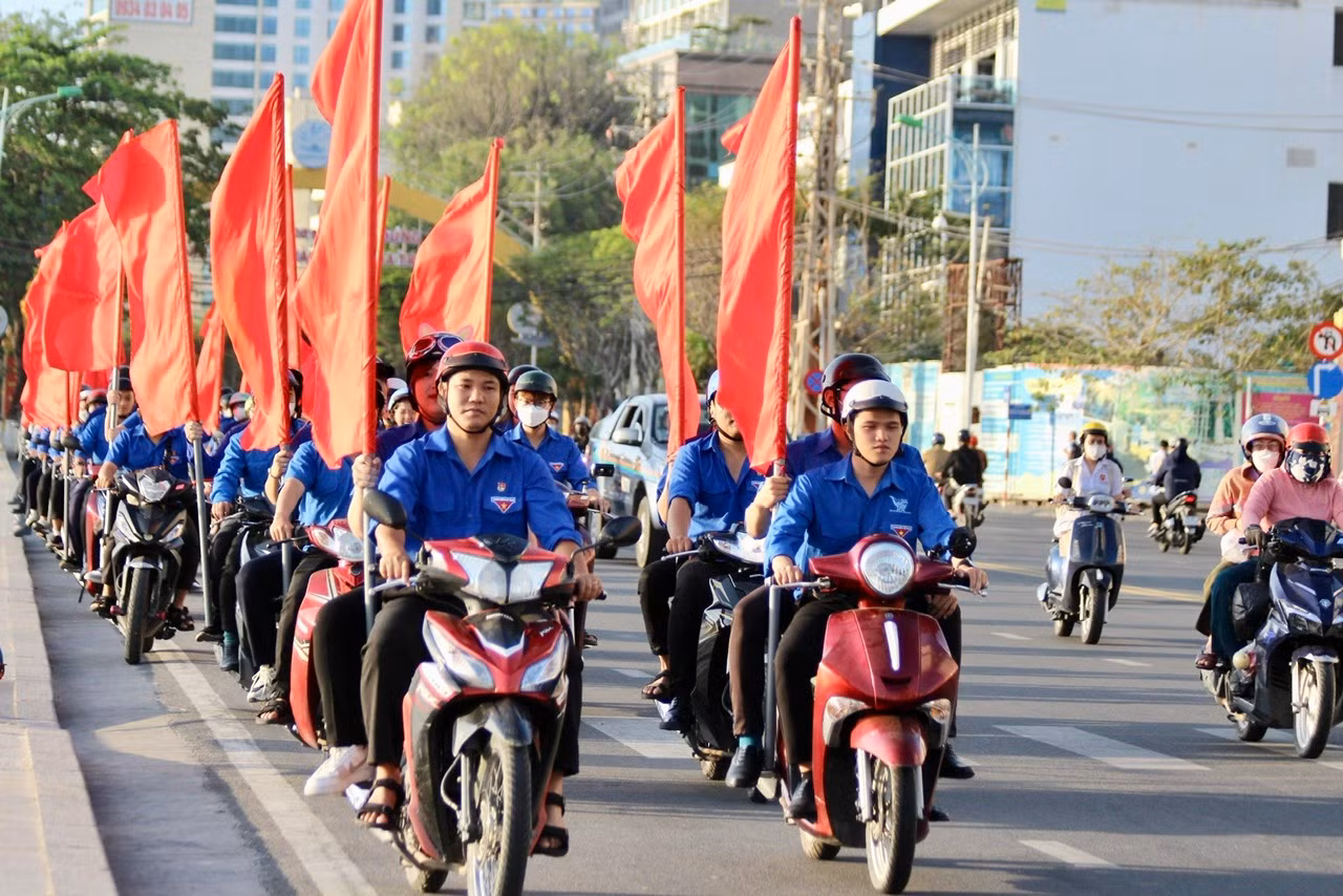 Sau lễ khởi động, các đoàn viên, thanh niên tham gia diễu hành tuyên truyền về Tháng Thanh niên trên các trục đường chính của TP Nha Trang.