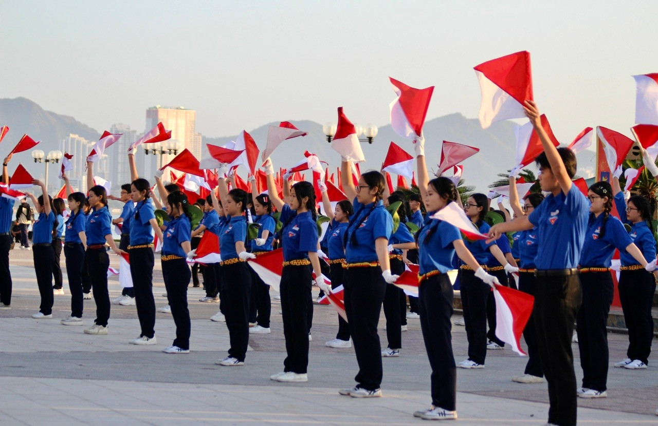 Các đoàn viên, thanh niên đồng diễn cờ Semaphore tại lễ khởi động.