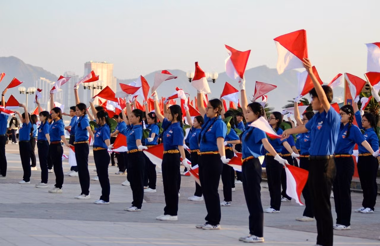 Các đoàn viên, thanh niên đồng diễn cờ Semaphore tại lễ khởi động.