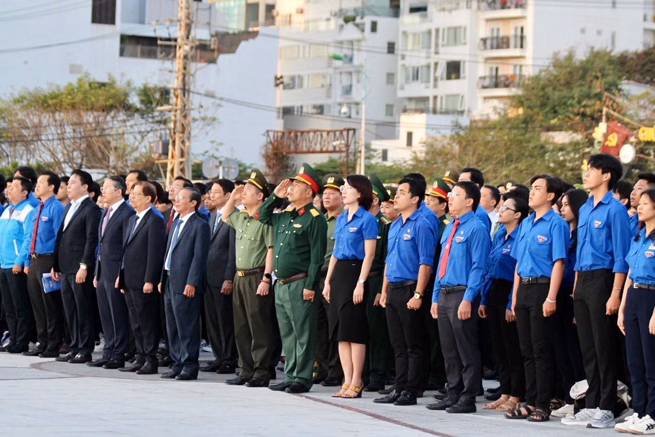 Lễ chào cờ và khởi động Tháng Thanh niên có sự tham gia của các vị lãnh đạo tỉnh Khánh Hòa và hơn 500 đoàn viên, thanh niên.