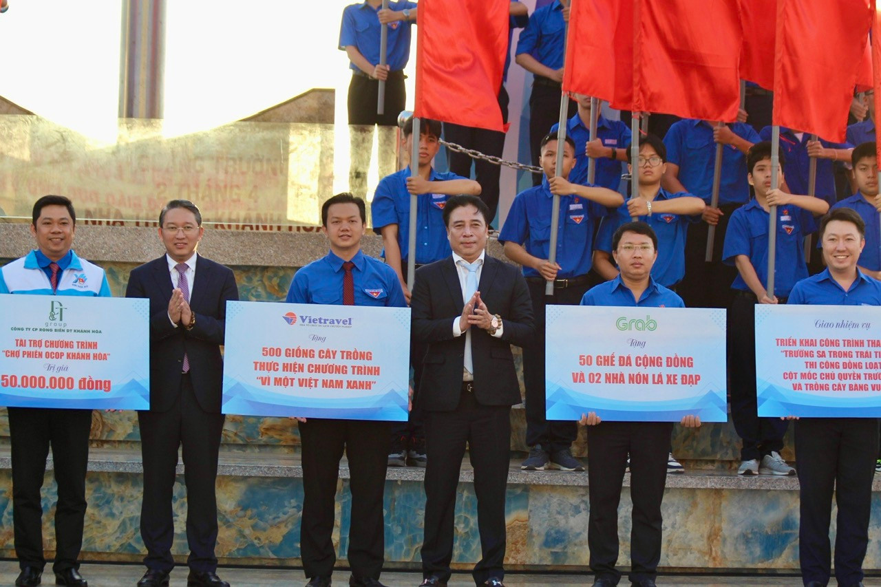 Các đại biểu trao bảng biểu trưng thực hiện các công trình, phần việc thanh niên cho các tổ chức đoàn.