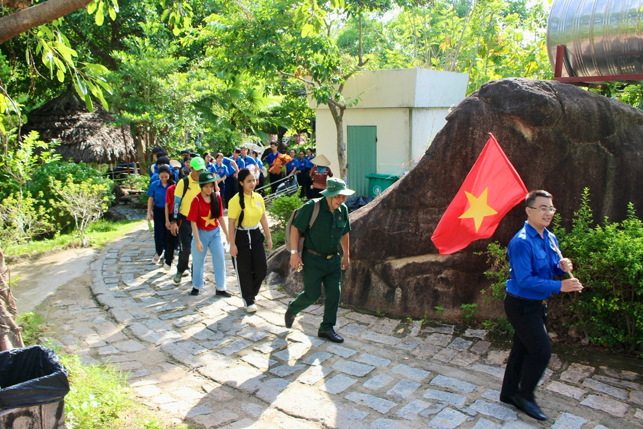 Những ngày tháng 7, nhiều đoàn học sinh, sinh viên tại tỉnh Khánh Hòa đã tổ chức hành trình về nguồn thăm Khu căn cứ cách mạng Đồng Bò, ở xã Phước Đồng, TP. Nha Trang. Đây là căn cứ địa cách mạng quan trọng của quân dân Khánh Hòa trong 2 cuộc kháng chiến bảo vệ Tổ quốc.