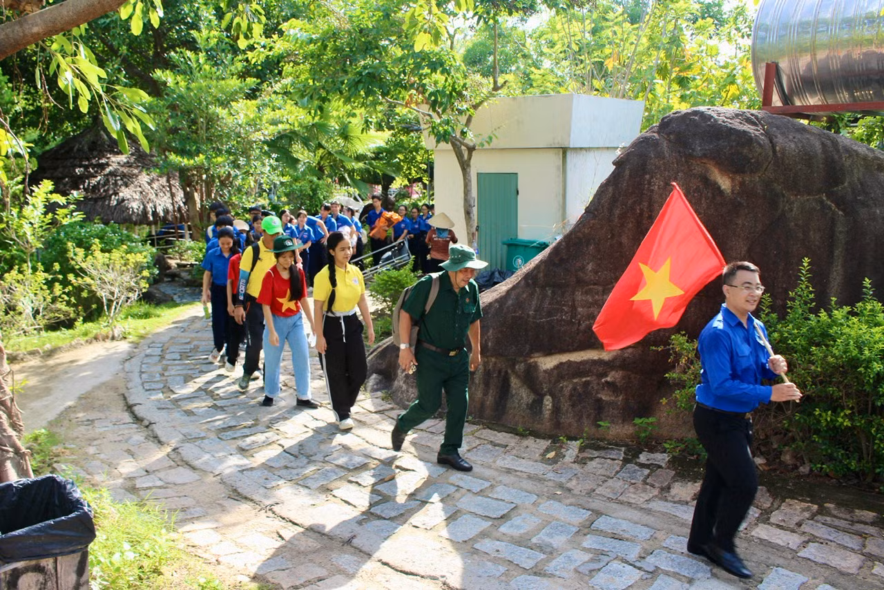 Những ngày tháng 7, nhiều đoàn học sinh, sinh viên tại tỉnh Khánh Hòa đã tổ chức hành trình về nguồn thăm Khu căn cứ cách mạng Đồng Bò, ở xã Phước Đồng, TP. Nha Trang. Đây là căn cứ địa cách mạng quan trọng của quân dân Khánh Hòa trong 2 cuộc kháng chiến bảo vệ Tổ quốc. Những ngày tháng 7, nhiều đoàn học sinh, sinh viên tại tỉnh Khánh Hòa đã tổ chức hành trình về nguồn thăm Khu căn cứ cách mạng Đồng Bò, ở xã Phước Đồng, TP. Nha Trang. Đây là căn cứ địa cách mạng quan trọng của quân dân Khánh Hòa trong 2 cuộc kháng chiến bảo vệ Tổ quốc.