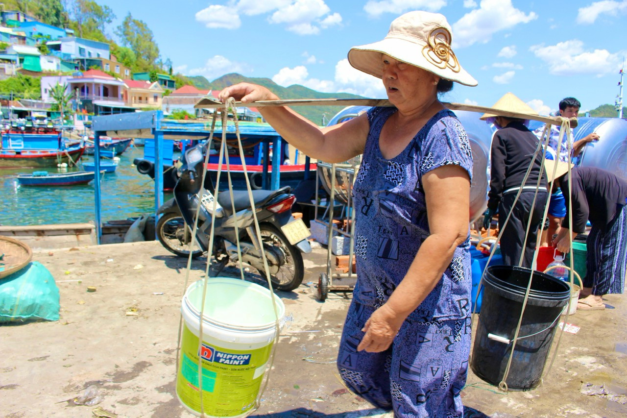 Một số người già và phụ nữ trên đảo Trí Nguyên phải tự đi gánh nước vì chồng con đã đi biển. Một số người già và phụ nữ trên đảo Trí Nguyên phải tự đi gánh nước vì chồng con đã đi biển.