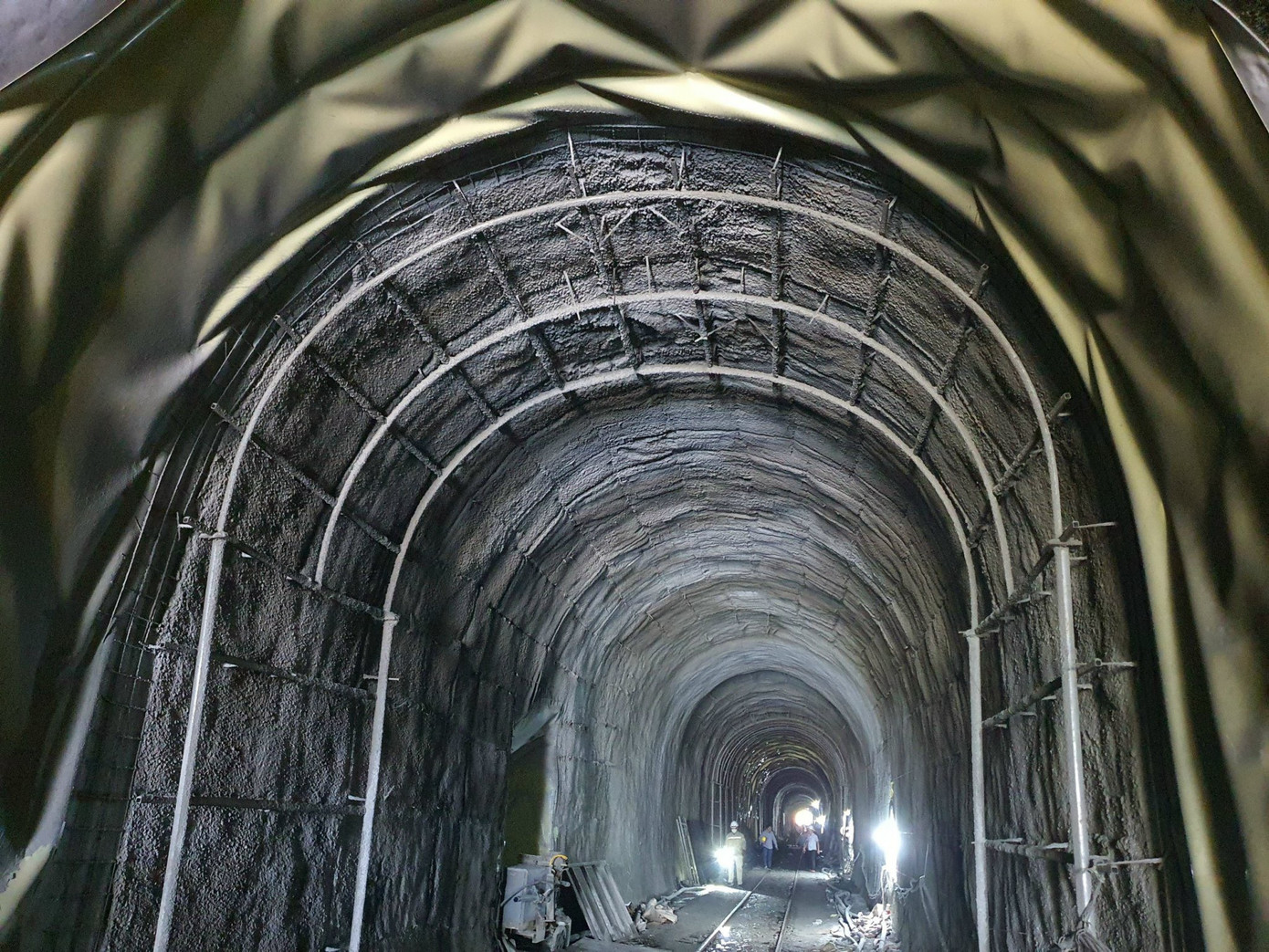 Dự kiến chiều nay (21/4) sẽ thông tàu qua hầm Bãi Gió, sau gần 10 ngày khắc phục sự cố. Dự kiến chiều nay (21/4) sẽ thông tàu qua hầm Bãi Gió, sau gần 10 ngày khắc phục sự cố.