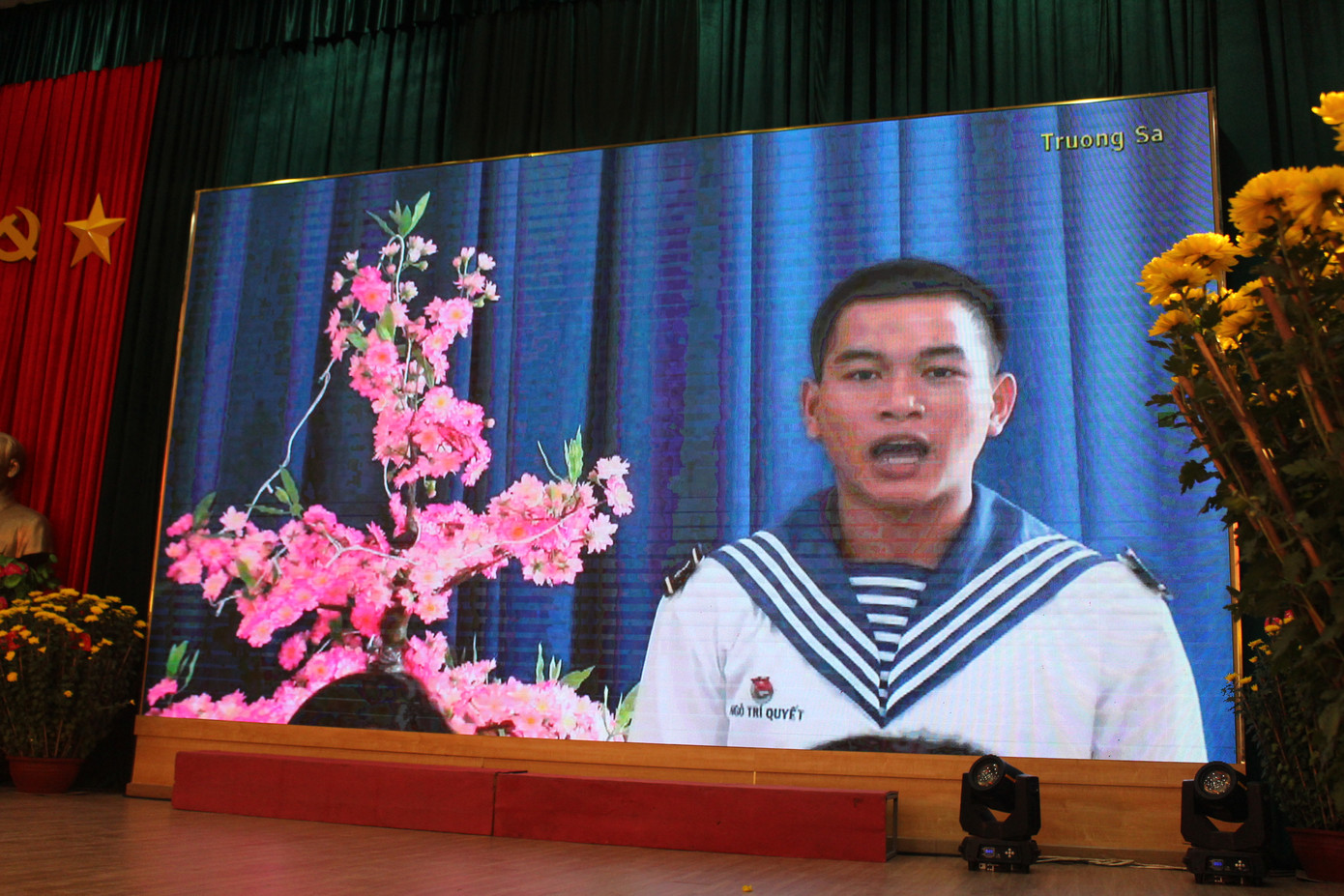 Binh nhất Ngô Trí Quyết háo hức khi lần đầu đón Tết trên đảo. Binh nhất Ngô Trí Quyết háo hức khi lần đầu đón Tết trên đảo.