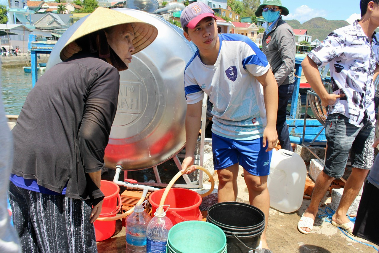 Nguồn nước này được công ty CP Cấp thoát nước Khánh Hòa vận chuyển bằng thuyền và cấp phát miễn phí trong thời gian tạm ngừng cấp nước do sự cố vỡ đường ống nước vượt biển. Nguồn nước này được công ty CP Cấp thoát nước Khánh Hòa vận chuyển bằng thuyền và cấp phát miễn phí trong thời gian tạm ngừng cấp nước do sự cố vỡ đường ống nước vượt biển.