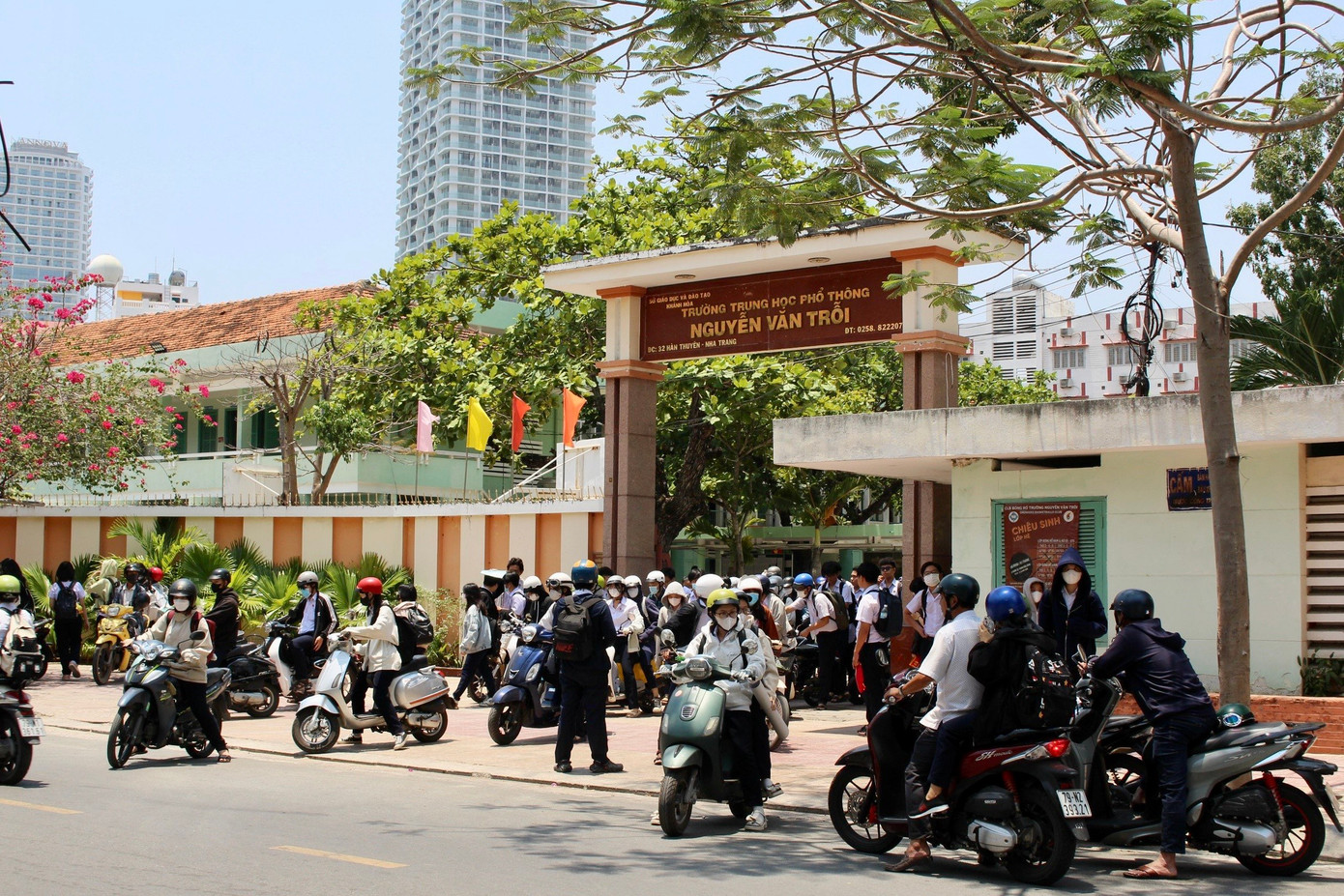 Trường THPT Nguyễn Văn Trỗi (nơi từng xảy ra tình trạng nhiều học sinh nhập viện sau khi ăn trước cổng trường) không còn người bán hàng rong.