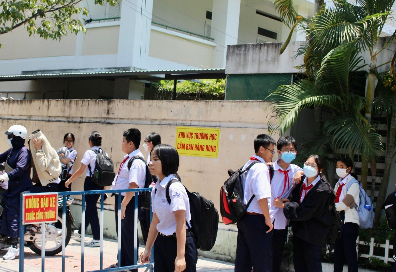 Xung quanh nhiều trường học ở Nha Trang còn dán biển "cấm bán hàng rong".