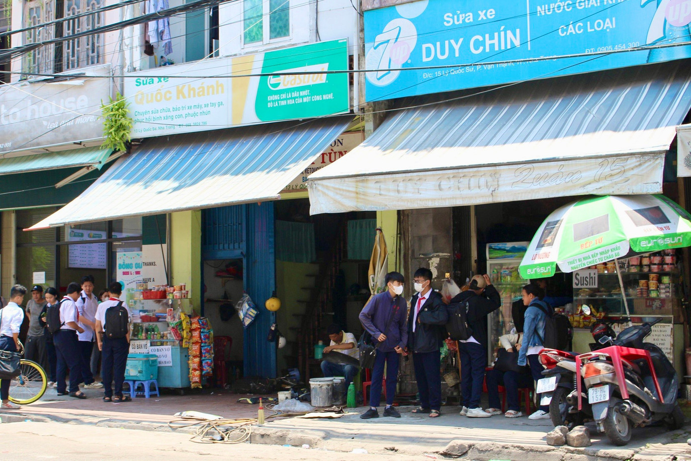 Tình trạng học sinh tập trung mua đồ ăn bán trước cổng trường vẫn còn xuất hiện tại trường THCS Trưng Vương (thành phố Nha Trang).