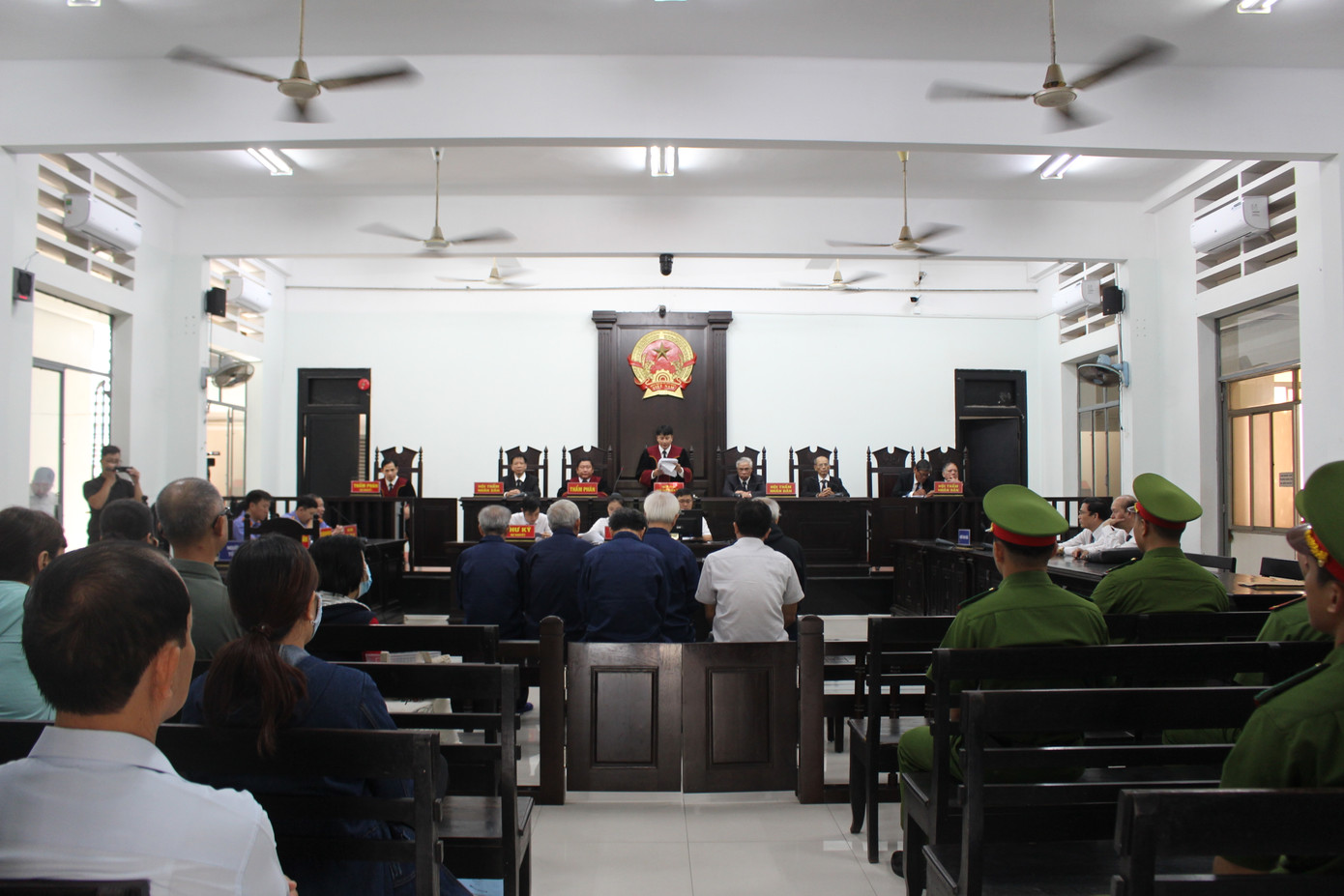 HĐXX tuyên án 9 bị cáo trong vụ vi phạm tại dự án Mường Thanh Viễn Triều. HĐXX tuyên án 9 bị cáo trong vụ vi phạm tại dự án Mường Thanh Viễn Triều.
