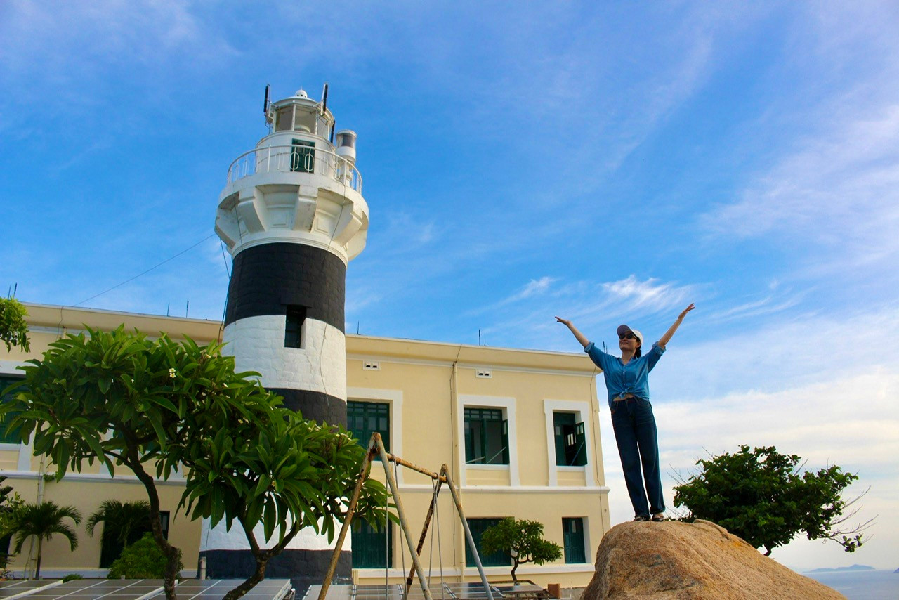 Nhiều du khách không khỏi thích thú, lưu giữ khoảnh khắc đáng nhớ khi được khám phá “mắt biển” sừng sững của vịnh Nha Trang.