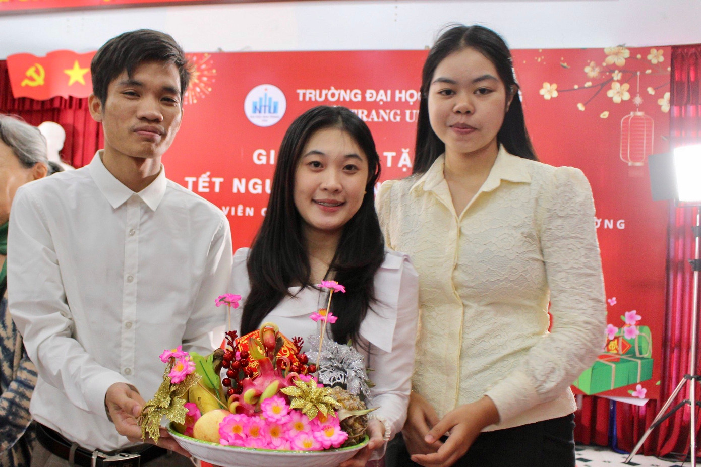 Bước sang năm thứ 5 đón tết tại Việt Nam, sinh viên Noksomboun (giữa, đến từ Lào) cho biết: “Nếu tết người Việt sẽ dọn dẹp nhà cửa, sắm sửa đồ mới, trang trí cây nêu và đi chơi tết thì tết của người Lào chủ yếu tập trung vào lễ hội té nước. Những năm trước tham gia chương trình giao lưu văn hóa, em được tự tay làm bánh chưng, trang trí hoa cho ngày Tết, năm nay trải nghiệm làm mâm ngũ quả. Thông qua hoạt động hôm nay em hiểu hơn và ý nghĩa của mâm ngũ quả ngày tết. Những năm đón tết tại đây em thường đi chùa cùng bạn bè để cầu nguyện điều tốt lành cho năm mới”. Bước sang năm thứ 5 đón tết tại Việt Nam, sinh viên Noksomboun (giữa, đến từ Lào) cho biết: “Nếu tết người Việt sẽ dọn dẹp nhà cửa, sắm sửa đồ mới, trang trí cây nêu và đi chơi tết thì tết của người Lào chủ yếu tập trung vào lễ hội té nước. Những năm trước tham gia chương trình giao lưu văn hóa, em được tự tay làm bánh chưng, trang trí hoa cho ngày Tết, năm nay trải nghiệm làm mâm ngũ quả. Thông qua hoạt động hôm nay em hiểu hơn và ý nghĩa của mâm ngũ quả ngày tết. Những năm đón tết tại đây em thường đi chùa cùng bạn bè để cầu nguyện điều tốt lành cho năm mới”.