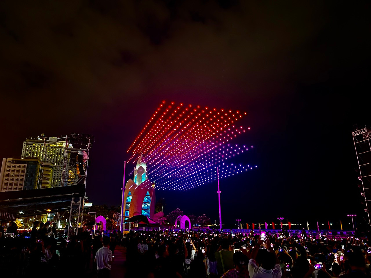 Tối 13/7, Lễ hội vịnh ánh sáng quốc tế Nha Trang 2024 với chủ đề “Ngân hà rực rỡ” đã khai mạc tại quảng trường 2/4, TP Nha Trang, tỉnh Khánh Hòa.