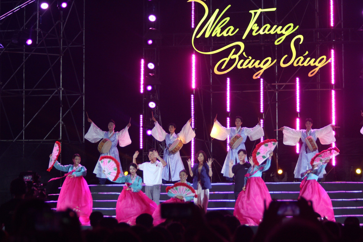 Màn ra mắt ấn tượng của các đội thi, mang đậm màu sắc văn hóa của từng quốc gia.