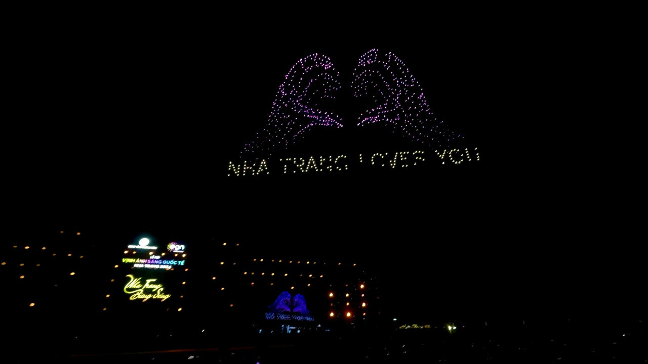 Để chiều lòng khán giả Việt Nam, trong phần trình diễn đội Trung Quốc đã sử dụng những bài hát đang rất thịnh hành của các ca sĩ trẻ Việt Nam hiện nay, minh họa cho một thành phố phát triển và hiện đại.