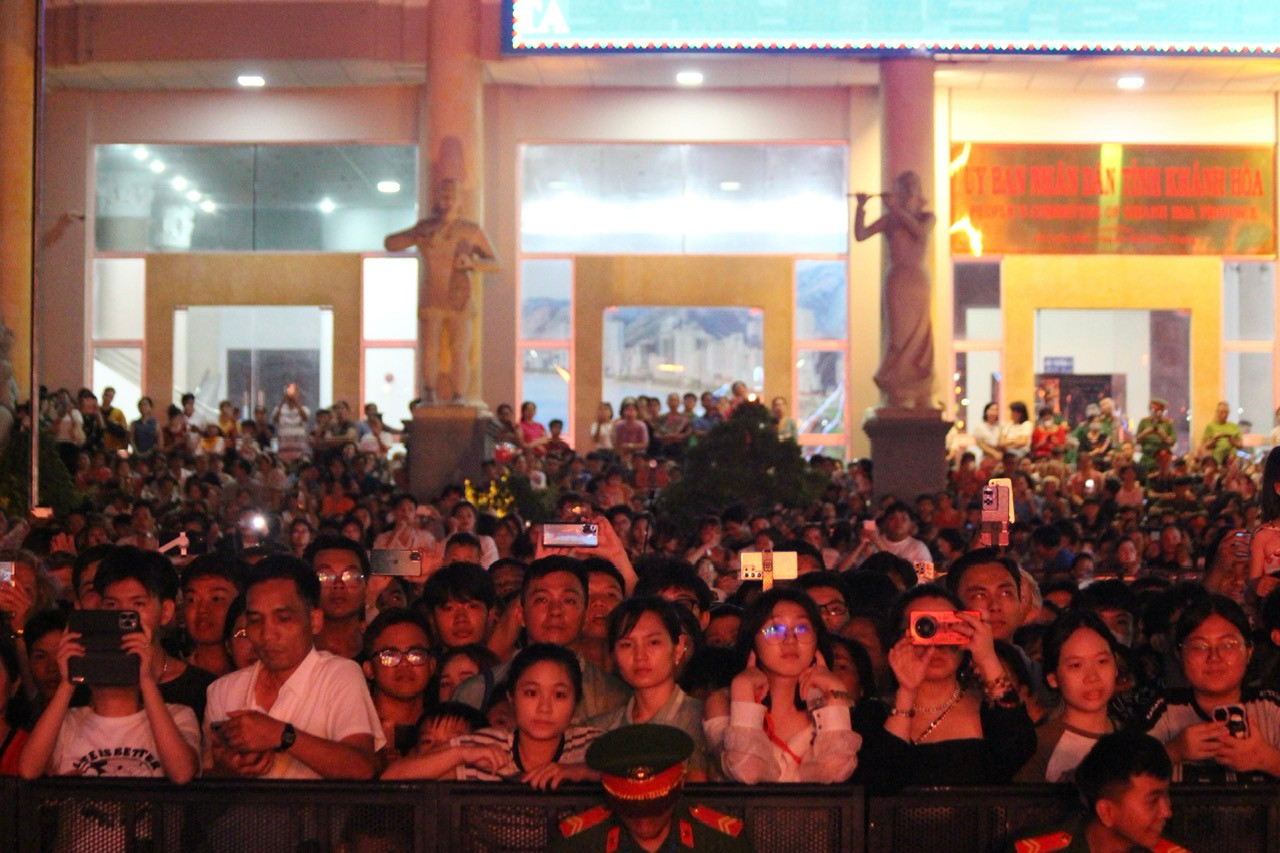 Đêm khai mạc đã thu hút khoảng 100.000 người dân và du khách đến chiêm ngưỡng. Chị Hoàng Thị Mỹ Hằng (ở TP Nha Trang) chia sẻ: "Tôi quá bất ngờ với những phần trình diễn này. Thật sự cả 2 đội đều rất tuyệt vời, từ chất lượng biểu diễn, âm nhạc, kỹ thuật biểu diễn cho đến hình ảnh. Tôi hy vọng Việt Nam sẽ sớm có đội thi như thế này".