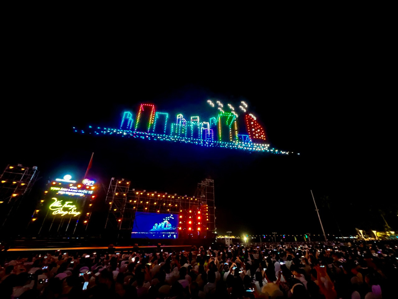 Đội Trung Quốc đã tạo sự bất ngờ cho ban giám khảo lẫn khán giả về câu chuyện “Khánh Hoà - thành phố tương lai” bằng việc phác hoạ những hình ảnh đặc trưng của xứ Trầm về một thành phố năng động, phát triển với những tòa nhà cao tầng.