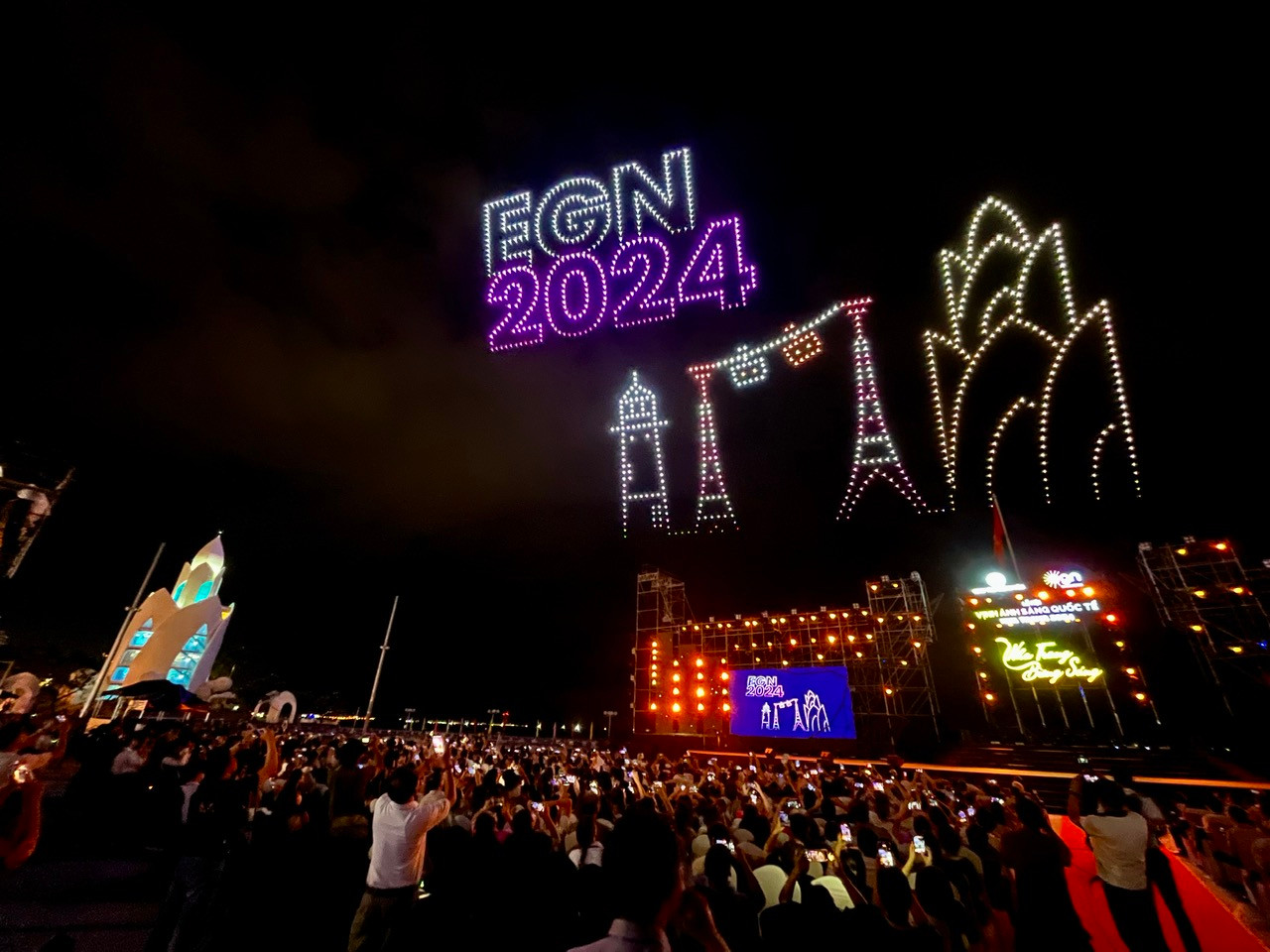 Khán giả không thể rời mắt trước những chùm pháo hoa lộng lẫy trên không trung.