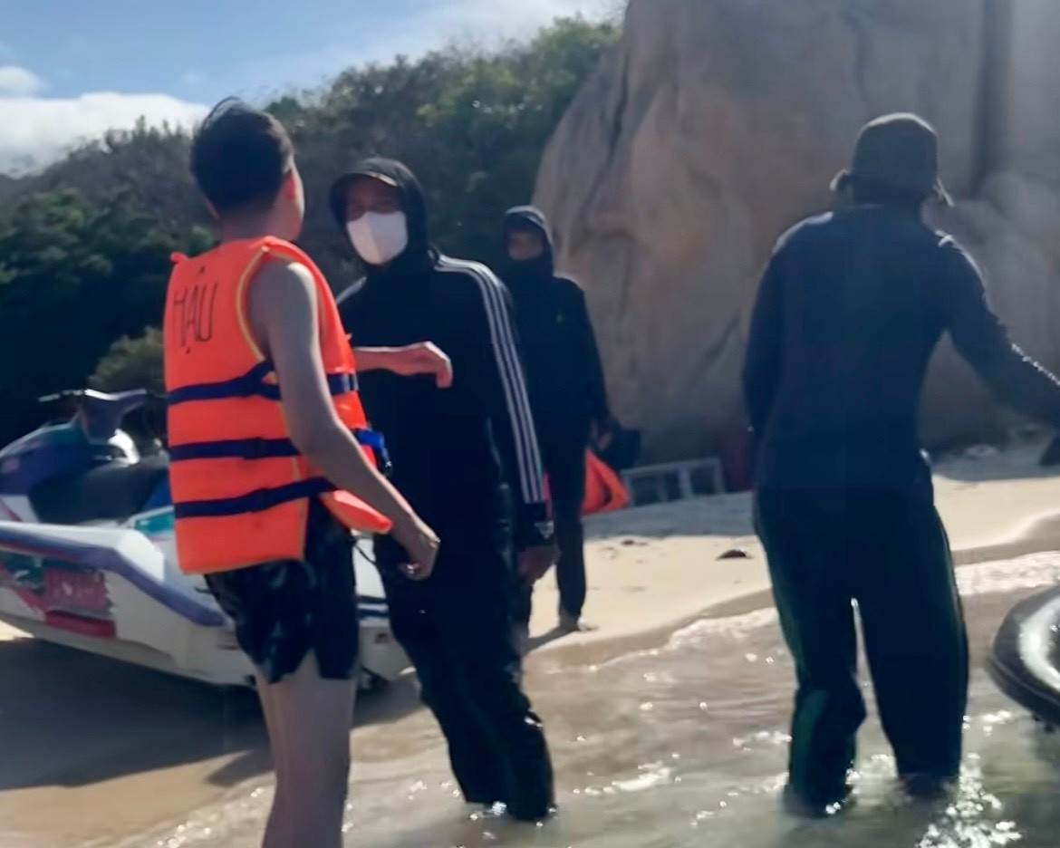 Nhóm người lái mô tô nước bị "tố" hành hung nữ du khách (ảnh cắt từ clip). Nhóm người lái mô tô nước bị "tố" hành hung nữ du khách (ảnh cắt từ clip).