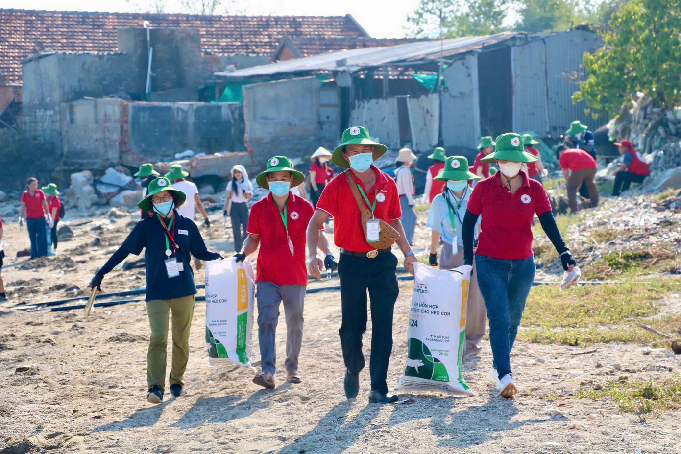 Các tình nguyện viên tích cực dọn sạch khu vực có nhiều rác bị sóng biển tấp vào bờ.