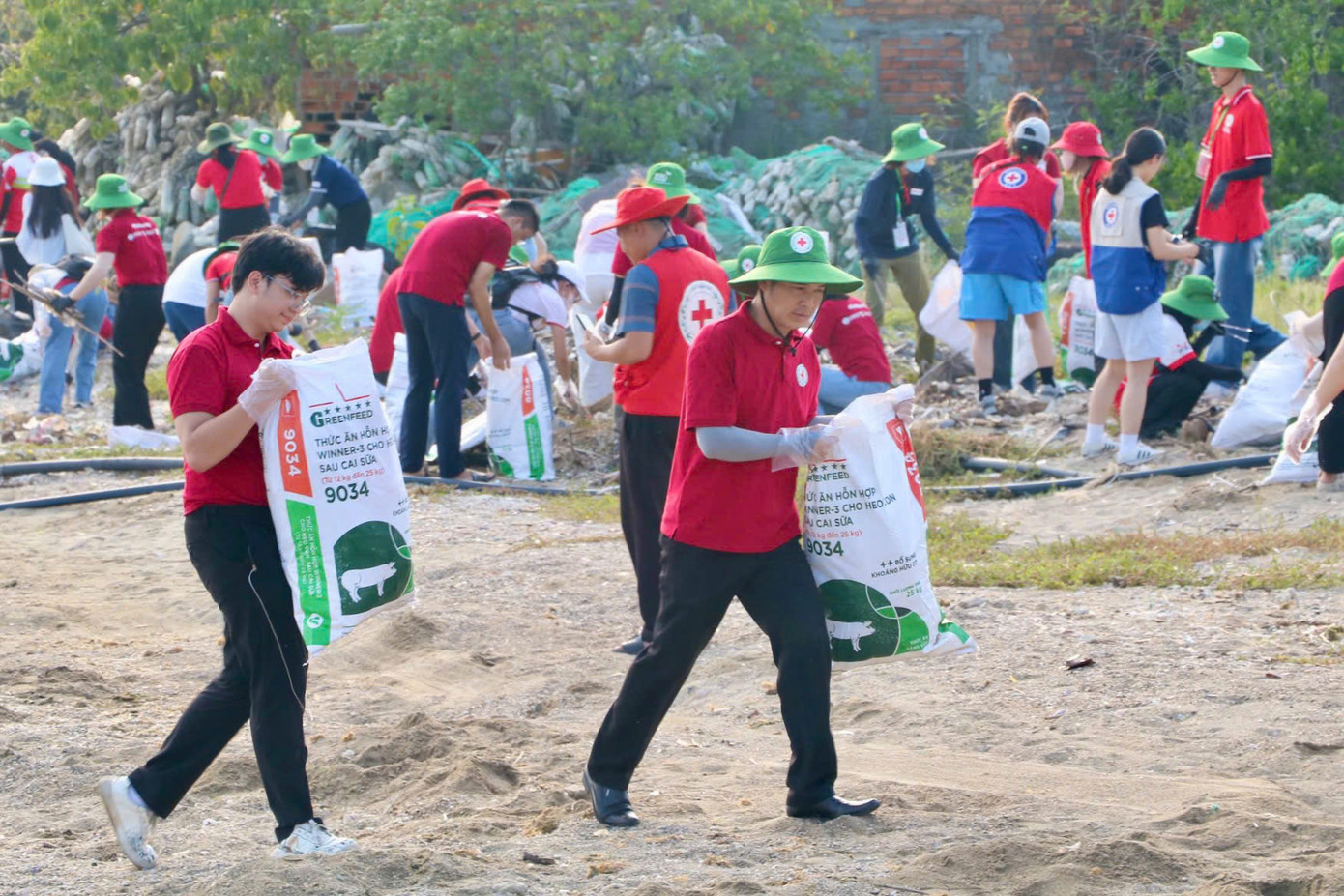 Ngay sau khi được trang bị dụng cụ bảo hộ, các bạn trẻ nhanh chóng xắn tay vào tìm và thu gom rác.