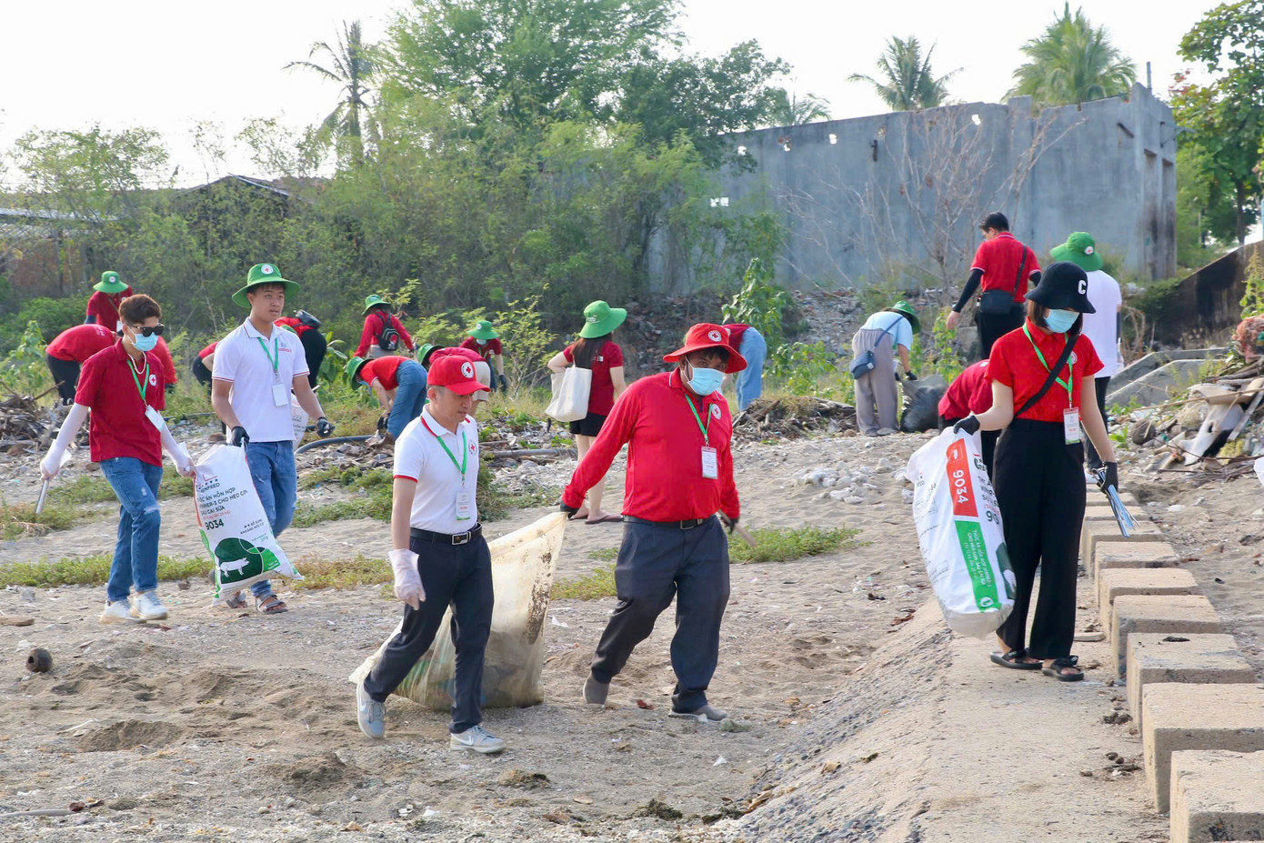 Việc dọn dẹp rác thải trên bờ biển là một hoạt động vô cùng quan trọng và cấp thiết, góp phần bảo vệ môi trường biển và đảm bảo sự bền vững của các hệ sinh thái ven biển. Thông qua chuỗi hoạt động, ban tổ chức và các tình nguyện viên mong muốn lan tỏa tinh thần trách nhiệm, sẵn sàng hành động vì môi trường và cộng đồng..