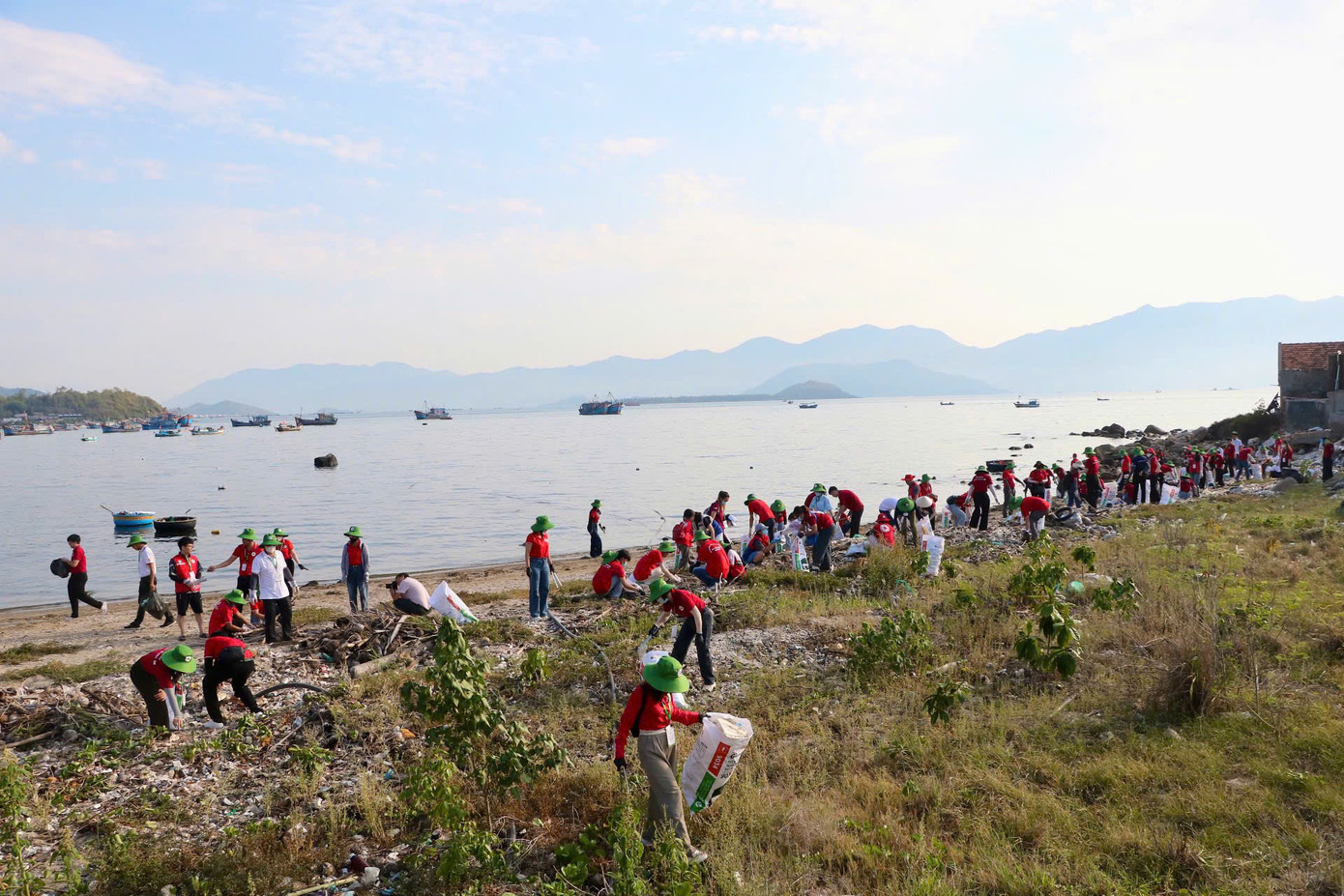 Tại khu vực xã Vĩnh Lương, TP Nha Trang, hàng trăm tình nguyện viên nhặt rác, làm sạch bãi biển.