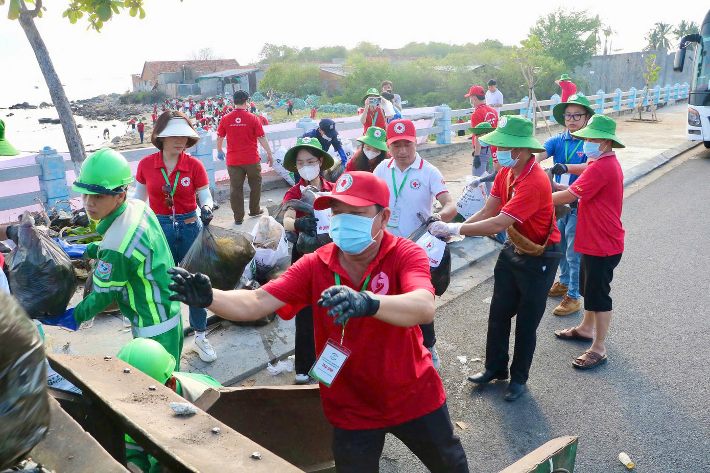 Chỉ hơn 3 tiếng, khoảng 10 tấn rác dọc bãi biển đã được các tình nguyện viên thu gom, đưa đi xử lý.
