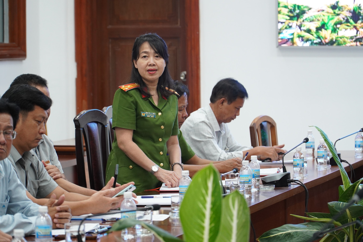 Thượng tá Nguyễn Thị Minh Thảo thông tin về kết quả điều tra các vụ ngộ độc tại TP Nha Trang tại cuộc họp.